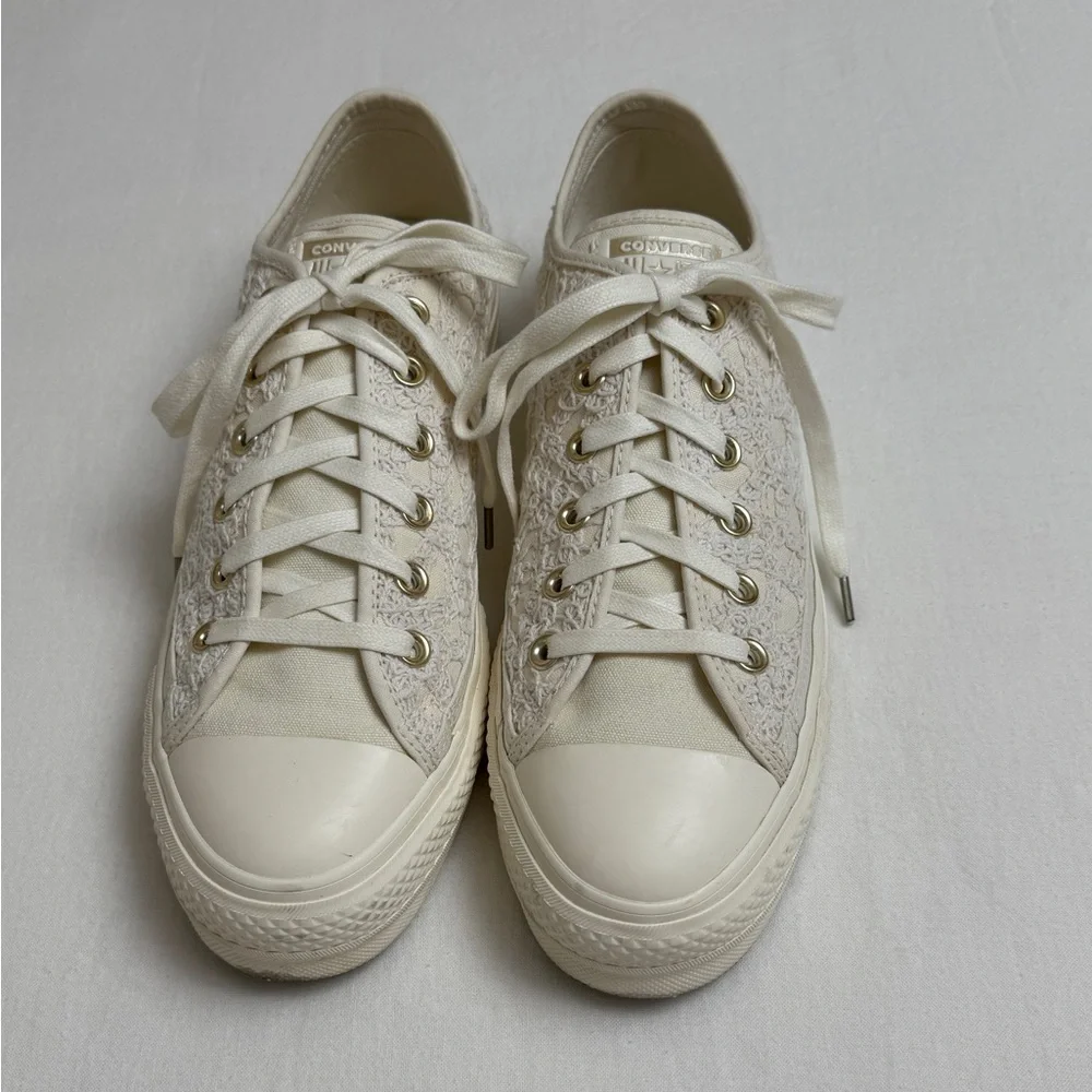 Converse Platform Low Tops In Off White Ivory Size 10 Boho Floral Embroidered